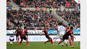 90분 내내 손에 땀…축구의 봄이 피었습니다