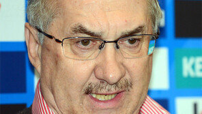 ‘손’ 묶이고 ‘이’도 빠진 슈틸리케