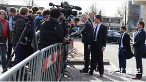 테러 위협에… 군견까지 동원 ‘바리케이드 회견’