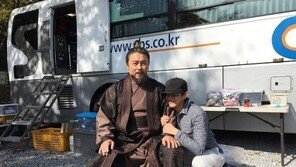 유아인-천호진 ‘시카고 타자기’서 재회…두 사람은 어떤 관계?