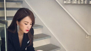 [#해시태그 컷] 디바 엄정화, 아무렇게나 앉아도 화보