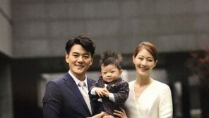 이현이 ‘방긋’ 아들 돌 사진 공개…모델 엄마 닮아서  훤칠