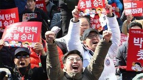 경찰버스 점령한 태극기… ‘승리의 함성’ 외치는 촛불