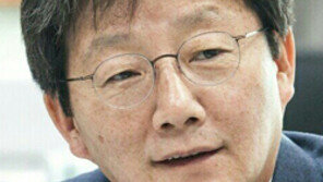 유승민 “박근혜 헌재 결정 사실상 불복, 국민·헌법에 대한 배신”
