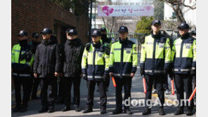 [동아포토]박근혜 전 대통령 자택  앞.. 경계근무 선 경찰들