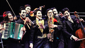 온몸으로 현실을 비트는 배우들의 열연