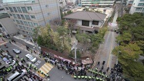 박근혜 전 대통령 자택 앞에 나체男 등장, 알몸으로 뛰어다녀…경찰에 연행