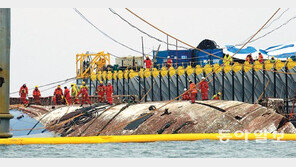 오후 6시반 램프 열린것 확인뒤 인양중단… 밤샘 절단작업