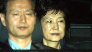 [박근혜 구속] 정청래 “서울구치소 신체검사 때 망연자실…모든 옷 탈의해야”