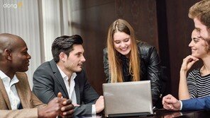 [카드뉴스]MIT 3학년 기업 프로젝트 맡는데 전공책만 보는 국내 공대생