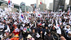 “대통령을 석방하라” “난도질 그만두라” 박근혜 전 대통령 구속 후 첫 태극기 집회