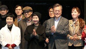 한국당 “문재인 아들 채용서류 고의파기 의혹” 문재인 “부산선 이럴때 ‘마! 고마해’라고 한다”