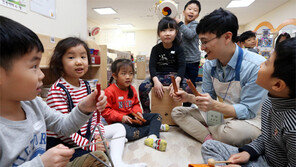 쉴새 없이 “놀아줘요”… 조카바보도 ‘항복’