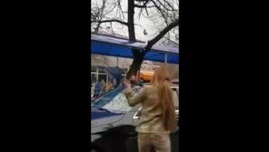 “베드신 안 넣기로 했잖아!” 분노한 女배우, 영화제작자 벤츠 골프채로 ‘박살’