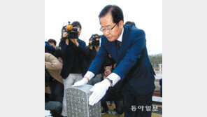5·18묘지 처음 참배한 홍준표 “죄송스럽다”