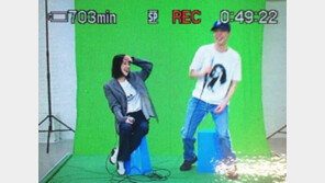 ‘사랑이 잘’ 아이유, 오혁과 투샷 공개 “활동적인 사람처럼”