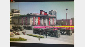 北, 태양절 열병식서 신형 ICBM 추정 전략무기 첫 공개
