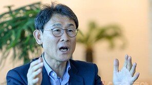윤덕여 감독 “북한선수들 얼굴부터 특징까지 싹 외웠지”