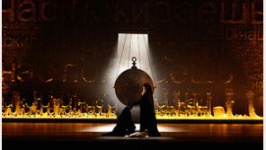 거대한 세트가 압권인 ‘러시아판 맥베스’