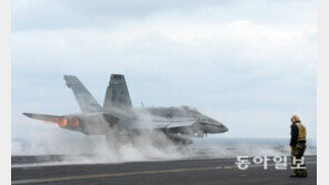 한국행 칼빈슨호서 전투기 착륙사고 발생…조종사 비상탈출