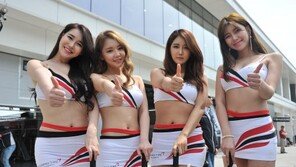 [모터스포츠 pic]2017 CJ대한통운 슈퍼레이스 개막… 시선 사로잡는 레이싱걸들