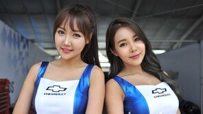 [모터스포츠 pic]2017 CJ대한통운 슈퍼레이스 개막… 미소짓는 레이싱걸들