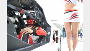 [모터스포츠 pic]2017 CJ대한통운 슈퍼레이스 개막… 레이서와 미녀의 조합