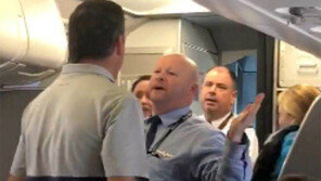 이번엔 유모차 빼앗아… 美항공사 또 ‘갑질’