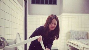 ‘런닝맨’ 전소민, 현실감 넘치는 깨알인증샷…화장실서 화장지 부여잡고 초집중