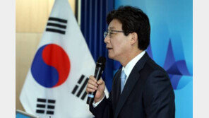 ‘바른정당 의총’ 신동욱 “술 취한 정당 꼴…보수의 적은 보수” 