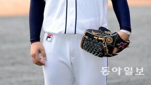 두산  김명신, 타구에 얼굴 맞고 병원으로 이송…안면부 광대 골절 판정