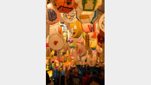 [부처님오신날]내국인 30만 명-외국인 2만 명 참여 … 종교의미 넘어 문화축제로 자리매김 