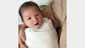 “태어난 지, 17일”…이용대♥변수미, 딸 사진 공개