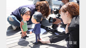 닥종이 인형들이 펼치는 신랄 정치풍자