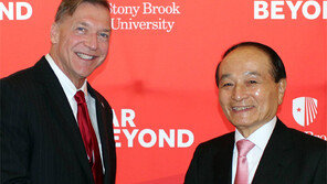 스토니브룩 뉴욕주립대 명예의 전당… 오명 前부총리, 1호로 이름 올려