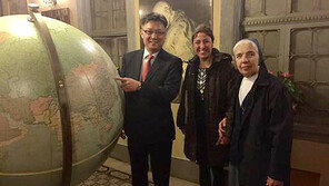 한지로 복원한 ‘교황 요한 23세 지구본’