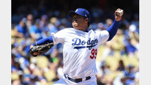 ‘973일만의 승리’ 류현진, 5.1이닝 1실점 9K 역투…로버츠 감독 “2년간 노력했다”