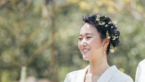 ‘4월의 신부’ 윤진서, 제주 자택 작은 결혼식 사진 공개…애정 뚝뚝