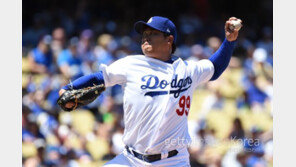 ‘첫 승’ 류현진의 커브, 구속저하 돌파구 될까?