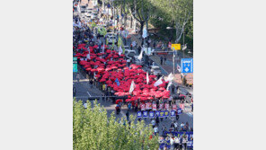 “최저임금 인상” 빨간 우산 들고 근로자의 날 행진