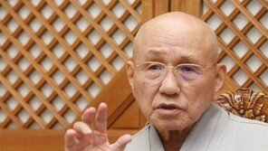 월주 스님 “세상을 어지럽히는 것도, 맑게 하는 것도 우리”