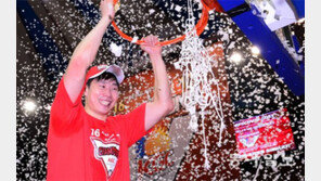 손 꿰매고 뼈 금가도… 세 번째 MVP도 오세근