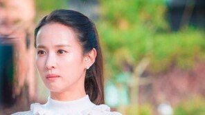 “안녕!”…‘완벽한 아내’ 조여정, ‘인형 같은 외모’로 종영인사