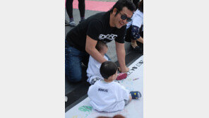 심폐소생술 가르치고 물감 놀이 하고…동심과 함께 한 파이터들