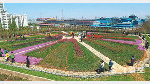 꽃밭에서 휴일 즐기는 주민들