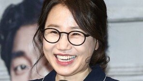 ‘도깨비’ 김은숙 작가, 백상 첫 대상 “공무원 바랐던 엄마, 저 이제 밥 먹고 살아요”