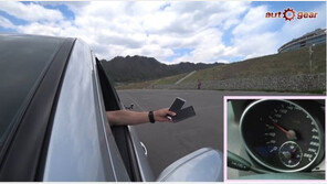 시속 80km로 달리는 차에서 스마트폰을 떨어뜨린다?