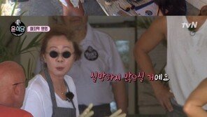 “내가, 윤식당 셰프”…윤여정, 유창한 영어 실력 뽐내