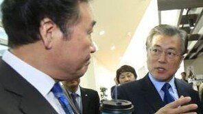 이낙연, 전화 받으려 KTX 특실 놔두고 ‘보조 좌석’ 이용…“이게 정상” 호평