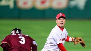 SK 힐만 감독, ‘고참의 품격’ 이대수에 엄지척